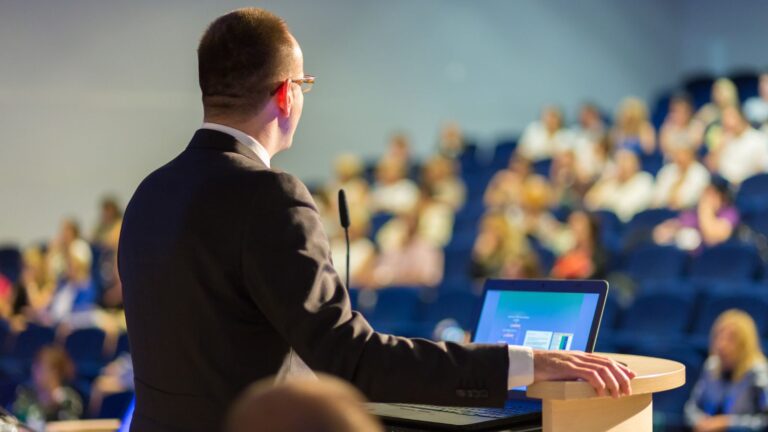 cómo presentar a un conferenciante